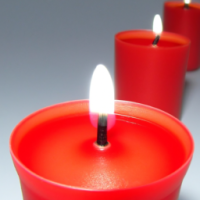 Padrões de Velas e Padrões Gráficos Três Linhas em Sequência (Three Line Strike) É um grupo de velas de continuidade que apresenta três barras na direção de uma tendência, seguidas por uma vela final que recua até o ponto inicial.